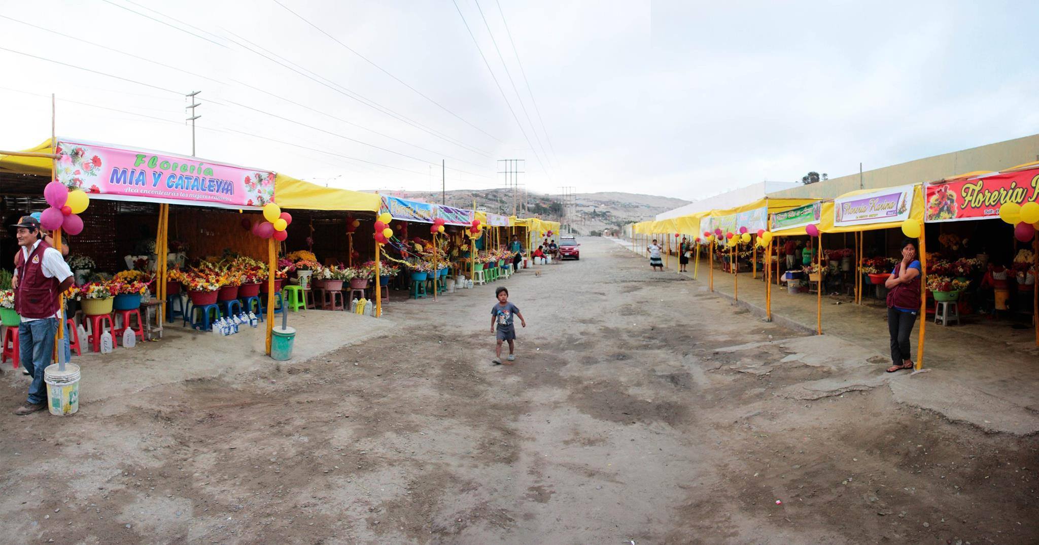 Comerciantes de cementerio de Chimbote inauguran nuevos puestos para vender sus productos