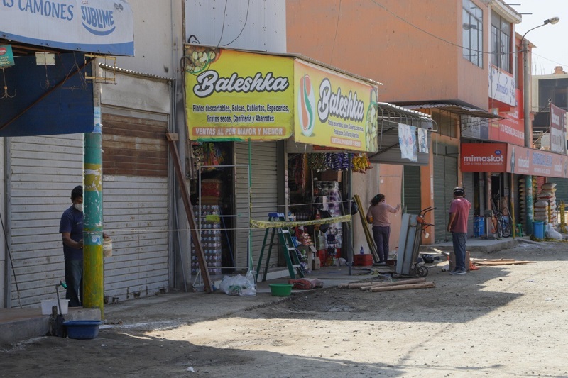 Comerciantes de "La perla" desinfectan y acondicionan puestos  para evitar propagación del covid-19