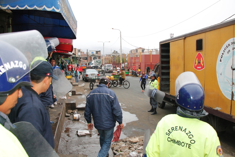 Chimbote: municipio provincial controla comercio informal en el mercado El Progreso
