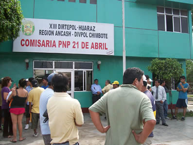 Enloquecida mujer amenaza con matar a sus 2 hijos y matarse ella si policías se le acercan en Chimbote