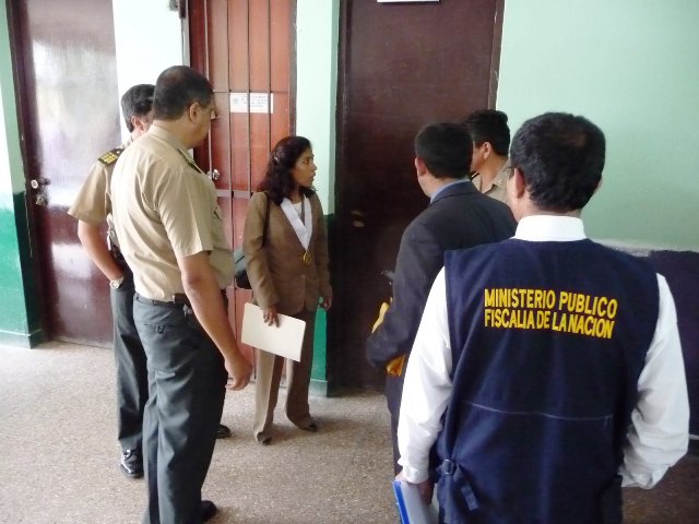 El colmo, una mujer que conducía ebria su vehículo y sin brevete insultó y golpeó a policías