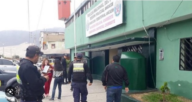 Detienen a 4 policías por tener clorhidrato de cocaína en patrullero de Chimbote