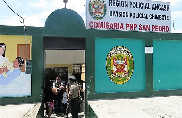 Iracundo sujeto golpeó a su esposa y a dos policías que salieron en su defensa en Chimbote