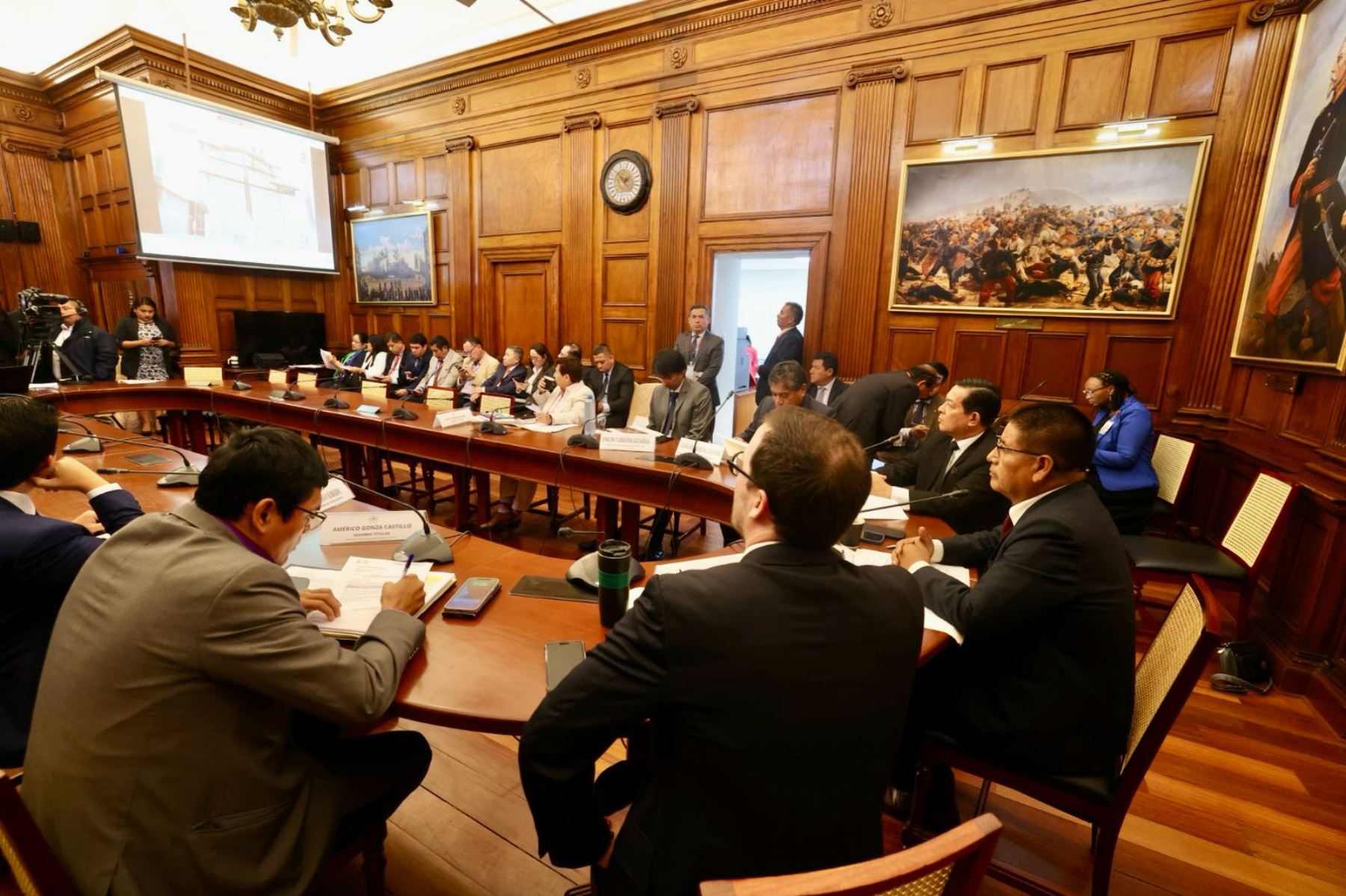 Comisión aprueba dictamen que sanciona uso ilegal de chips y líneas móviles