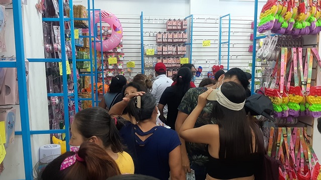 Multan a comercial “Mega cositas” por permitir aglomeración de clientes en sus instalaciones