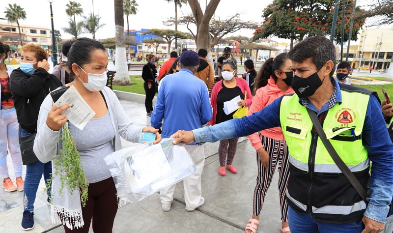 Chimbote: comuna entrega 15 mil protectores faciales a usuarios de transporte público