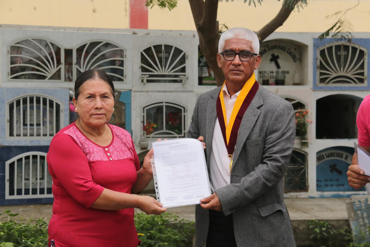 Comuna provincial entrega actas de asignación de lotes a familiares de los desaparecidos de Santa