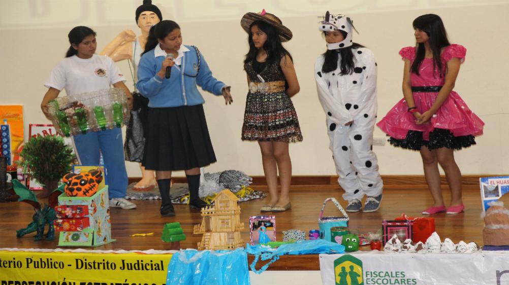 Chimbote: Fiscales escolares demostraron su talento en canto, oratoria y reciclaje