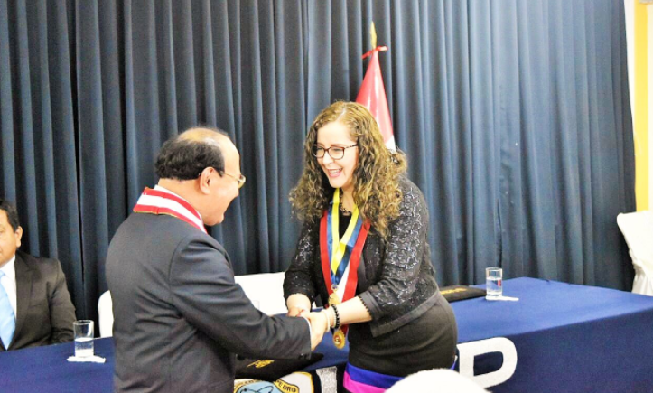 Chimbote: fujimorista Rosa Bartra es condecorada por rector sentenciado de la USP