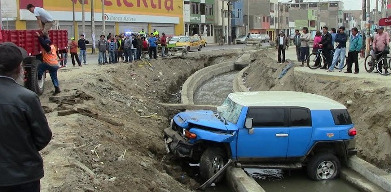 Camioneta manejada por presunto conductor ebrio cayó en dren de la avenida “Pardo”