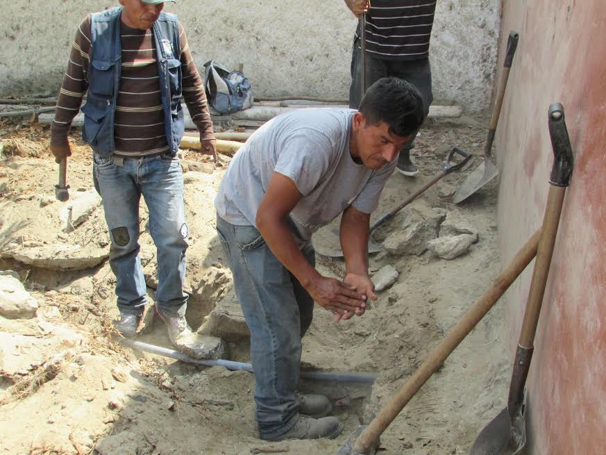   Clausuran conexión clandestina de agua potable en prostíbulo Tres Cabezas