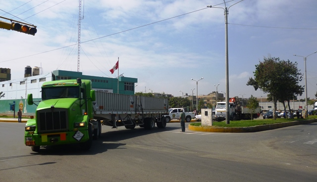  Congestión de vehículos pesados genera malestar en moradores del “21 de Abril”