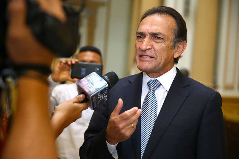 Empresaria denuncia pago de coimas que implican a congresista Héctor Becerril