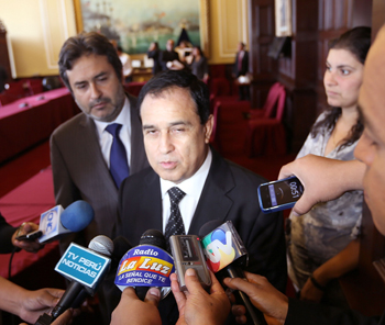 Otárola afirma que no tiene vínculo con imputado César Álvarez