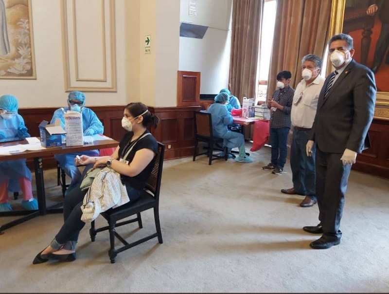 Congresistas y trabajadores se someten a pruebas de detección del coronavirus