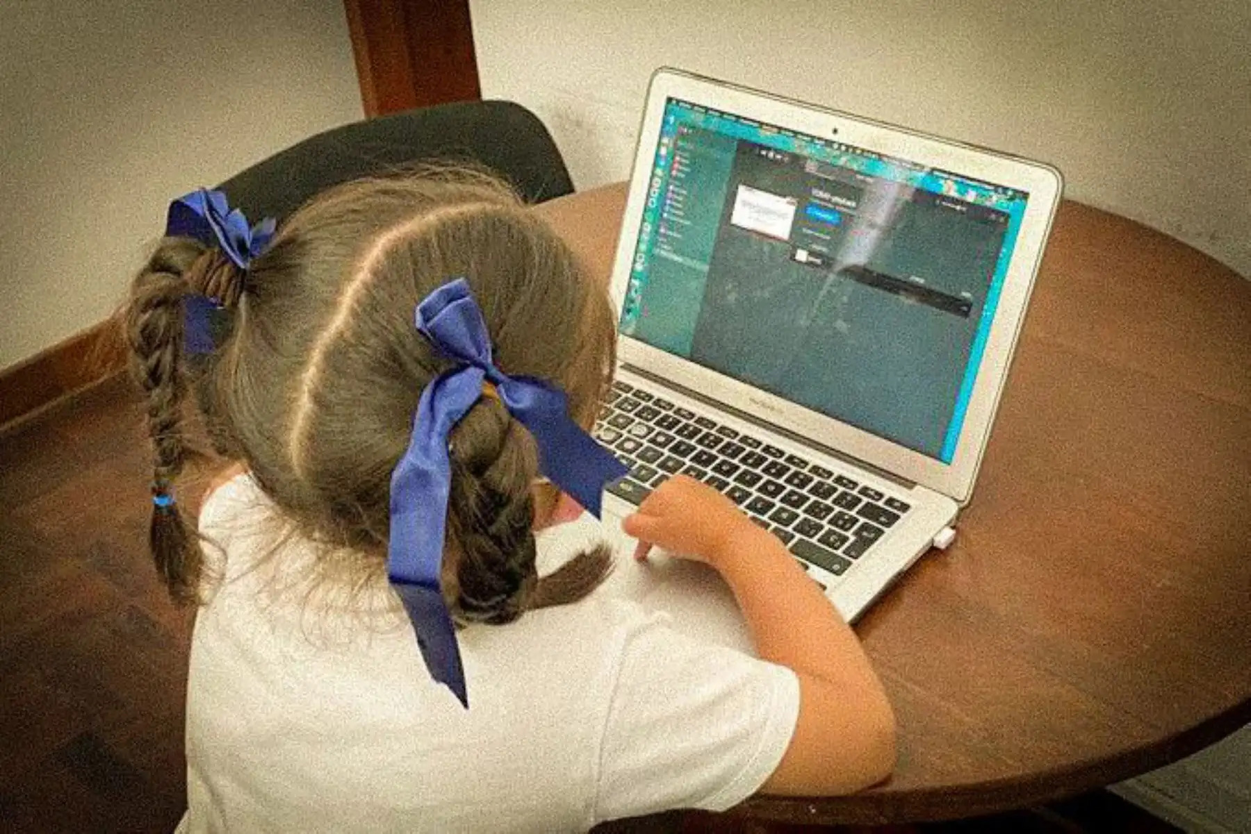 Aprueban dictamen que dicta medidas de prevención contra el ciberacoso a niños