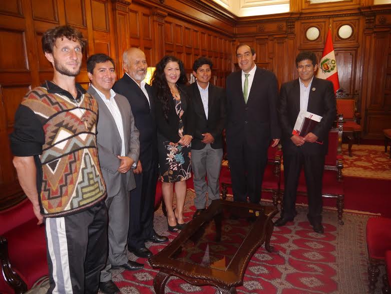 Congreso condecoró a ancashino Víctor Rímac y a la Asociación de Guías de Montaña del Perú