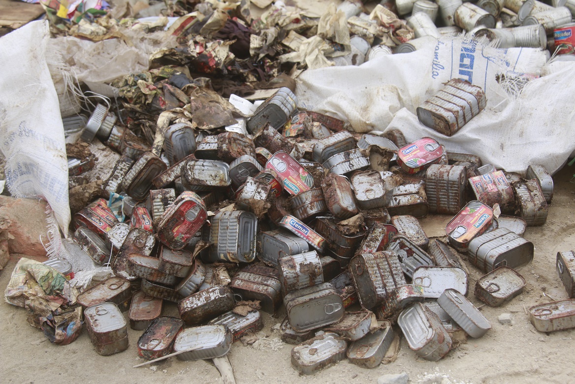 Hallan cientos de latas de conservas de pescado que son arrojadas a la Bahía de Chimbote
