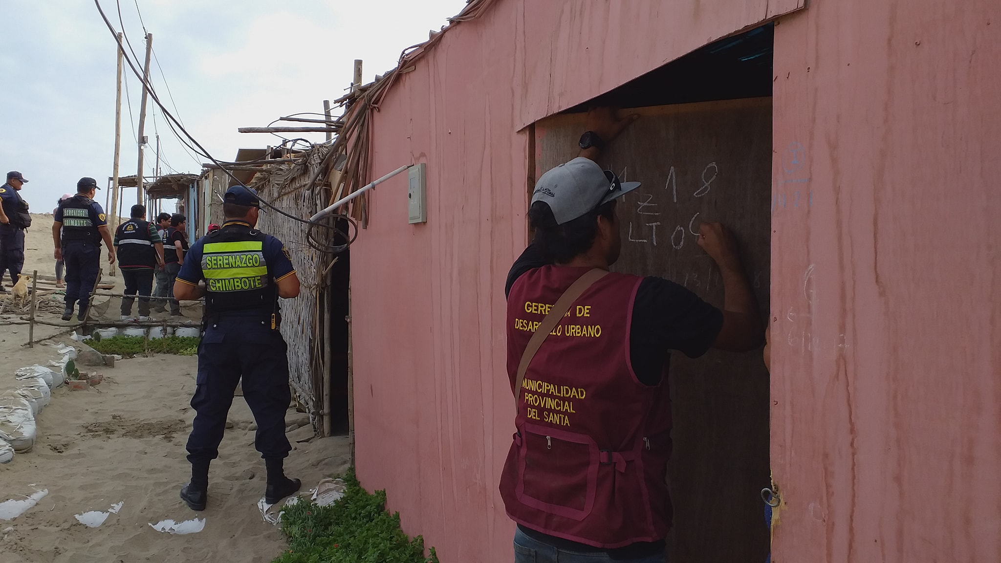 Comuna provincial continúa constatación de vivencia en invasiones de Chimbote