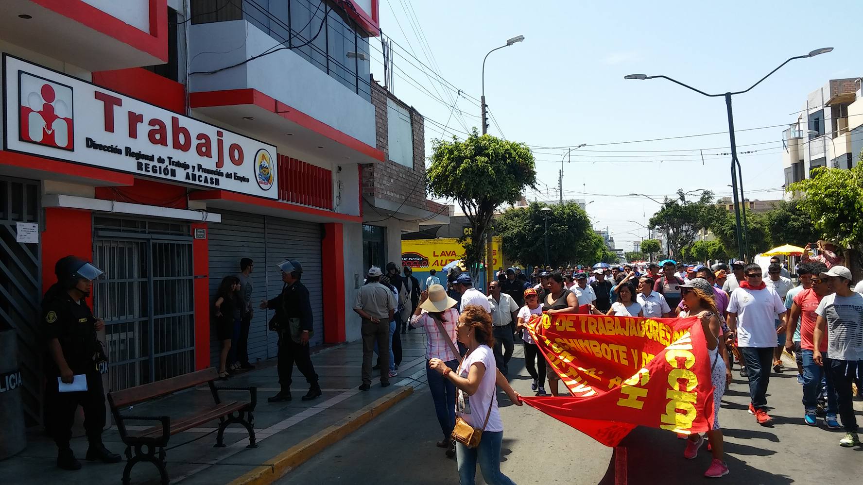 Obreros de construcción civil se movilizan y exigen atención a su pliego de reclamos