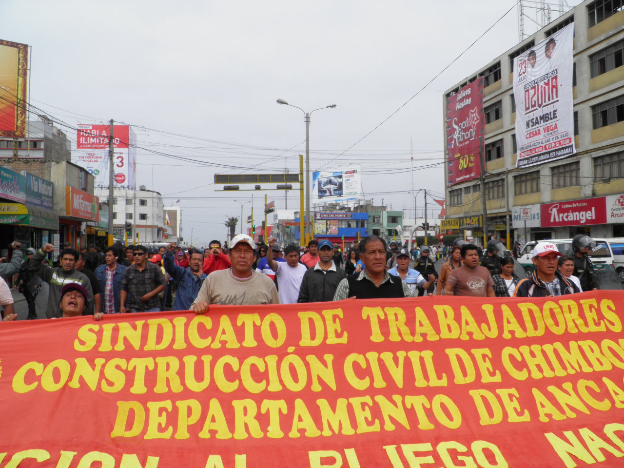 Chimbote: con movilización obreros de construcción civil exigen incremento de sus remuneraciones