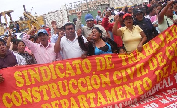 Obreros de la Av. Pardo protestaron en la Subregión Pacífico pues se encuentran impagos