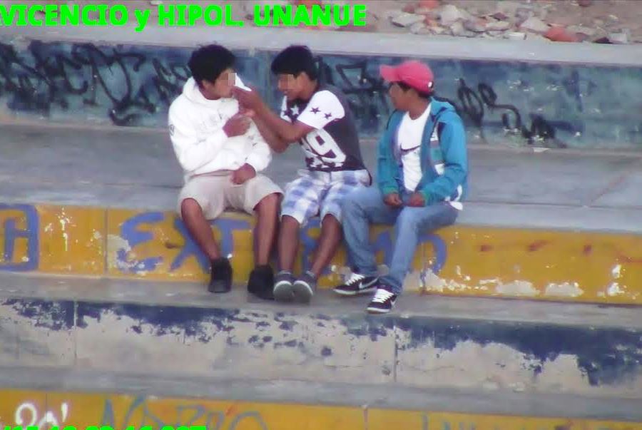 Chimbote: sorprenden a sujetos consumiento droga en losa deportiva de "Bolivar Alto"