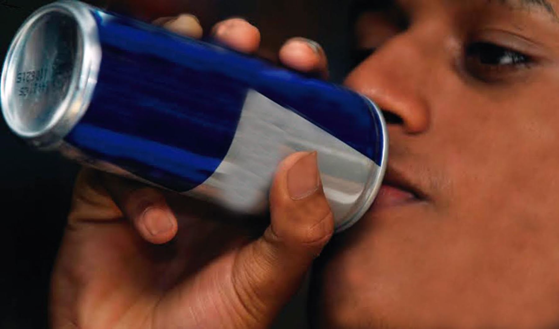 Cuáles son los riesgos por el consumo de bebidas energizantes en exceso