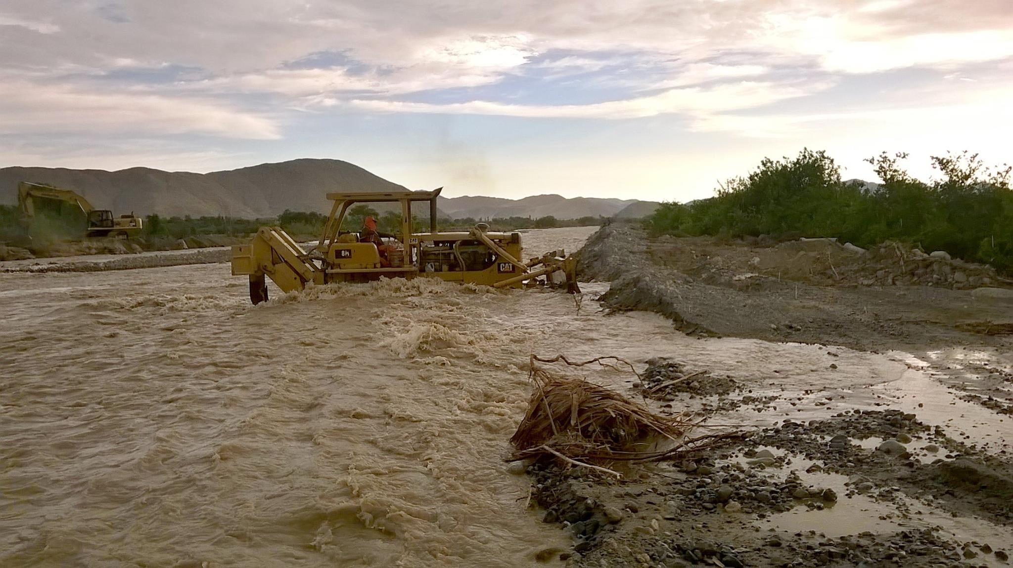 Continúan los trabajos de contención en el río Sechín