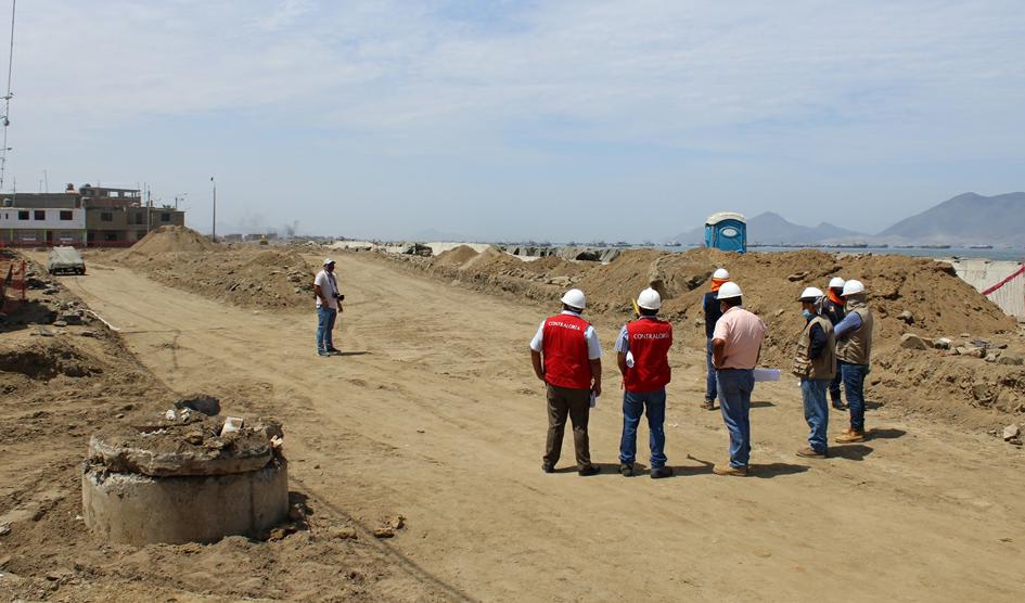 Contraloría advierte inacción para liberar vía pública invadida que impide trabajos en avenida La Costanera
