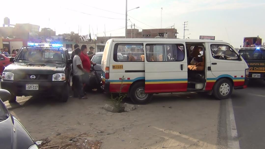 Paramédicos auxilian a conductor de auto que chocó con una combi
