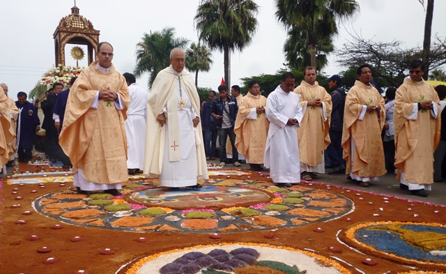 Multitudinaria asistencia de chimbotanos a celebración del Corpus Christi