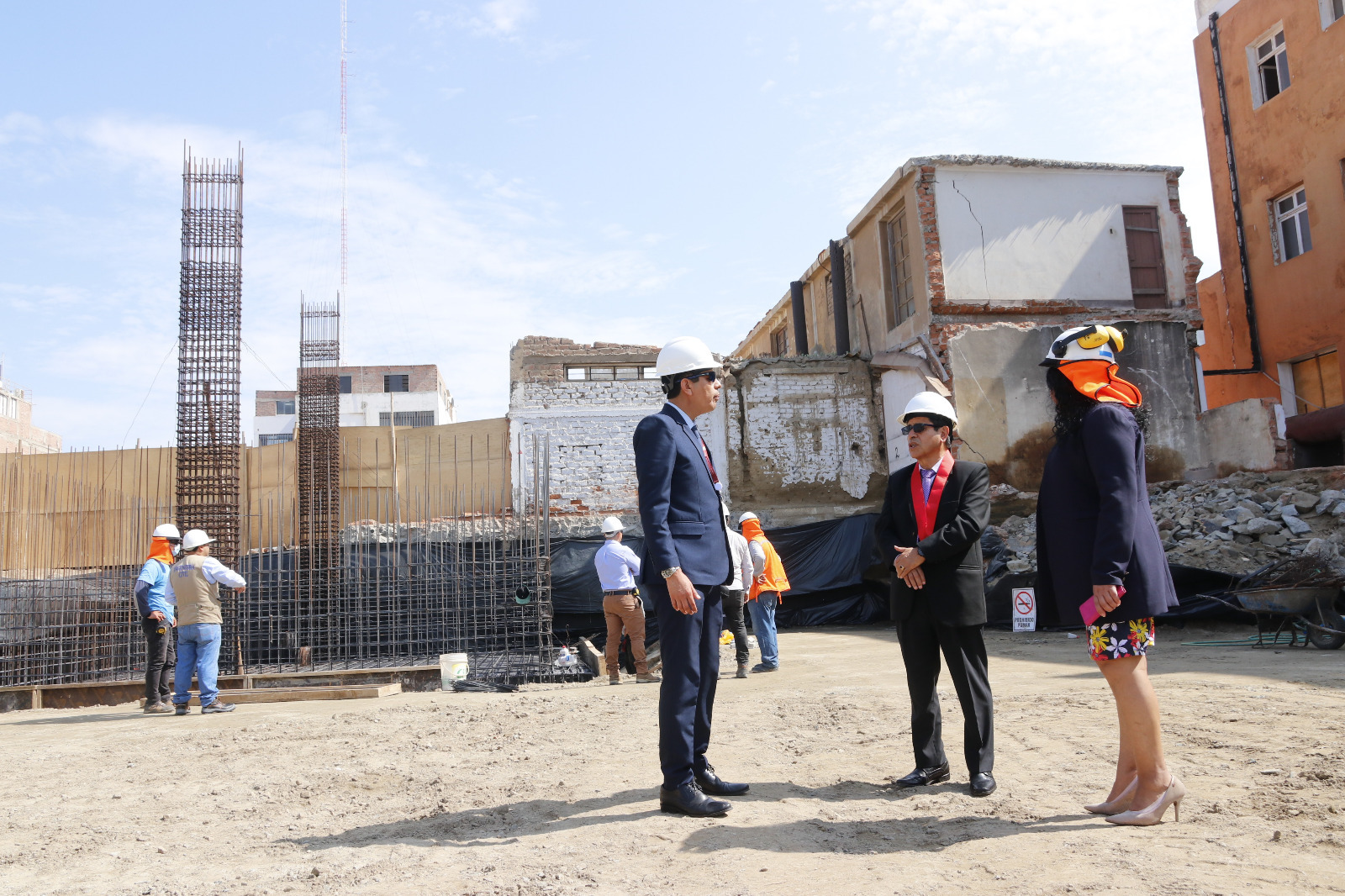 Dr. Oscar Pérez visitó terreno donde se construye módulo laboral de la Corte del Santa