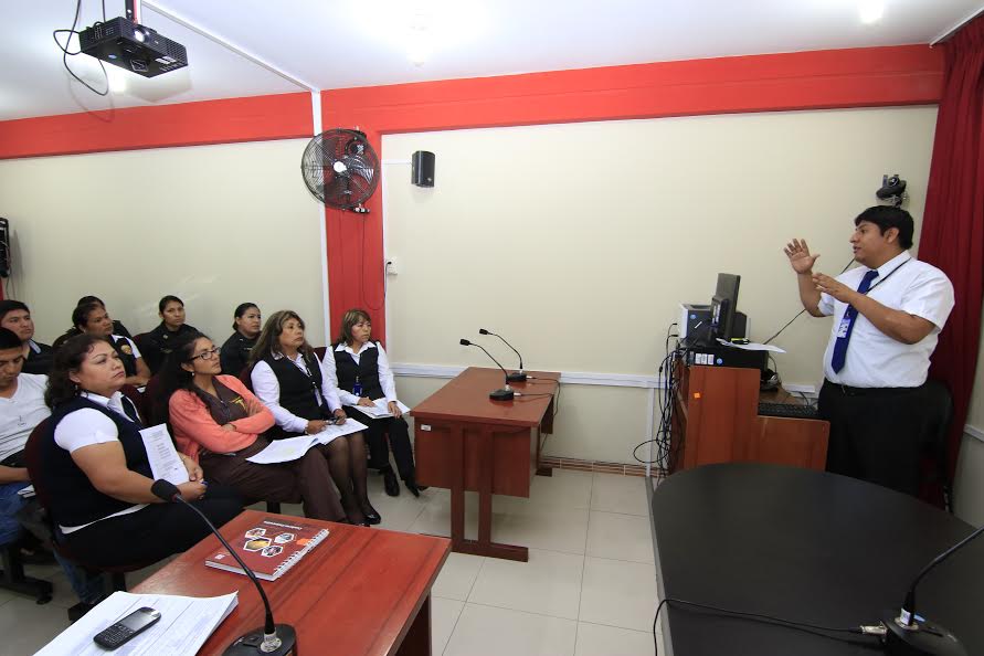 Capacitan a 30 policías de Chimbote en atención a denuncias de violencia familiar
