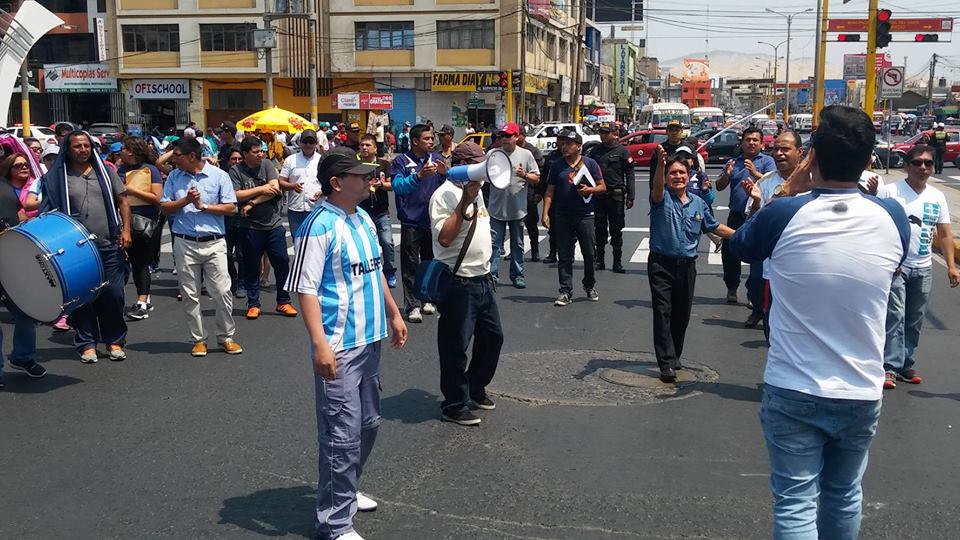 Trabajadores judiciales bloquean principales vías de Chimbote ante anuncio de recorte presupuestal