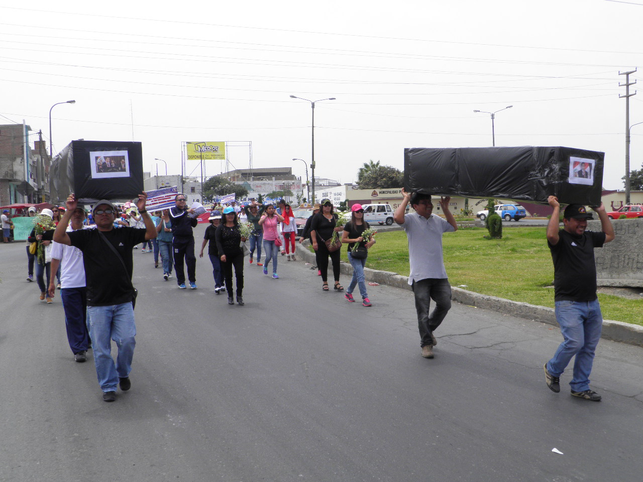 Chimbote: Con cortejo fúnebre trabajadores de la Corte bloquean la "Panamericana Norte"
