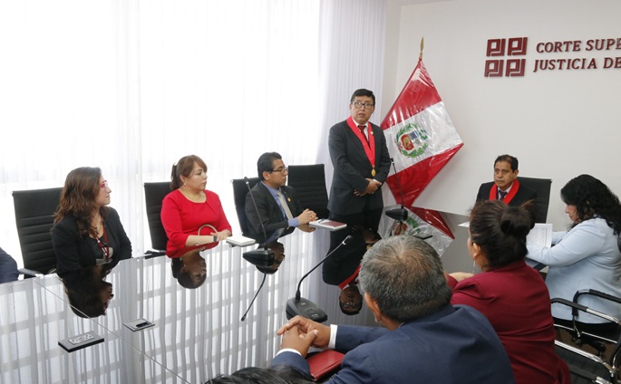 Delegación de CSJAN visita línea de producción de microformas del Archivo de Corte del Santa