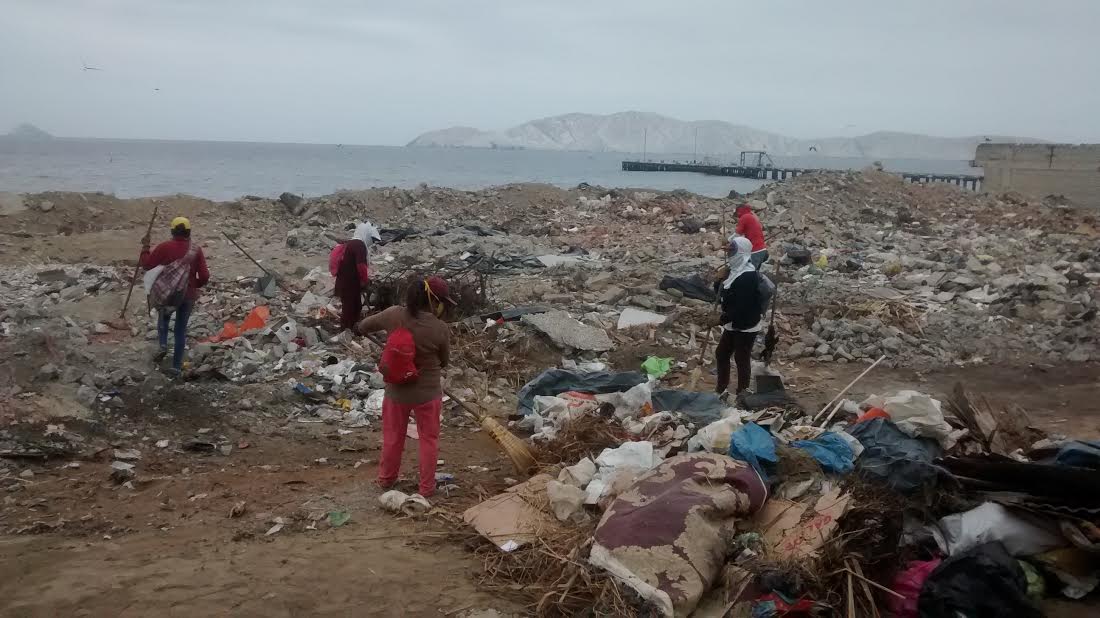 Unos 15 metros cúbicos de basura se erradica a diario de la costanera de Chimbote
