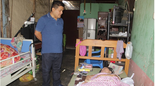 Regidor pide se unan a cruzada a favor de humilde madre que sufre mal degenerativo en Chimbote