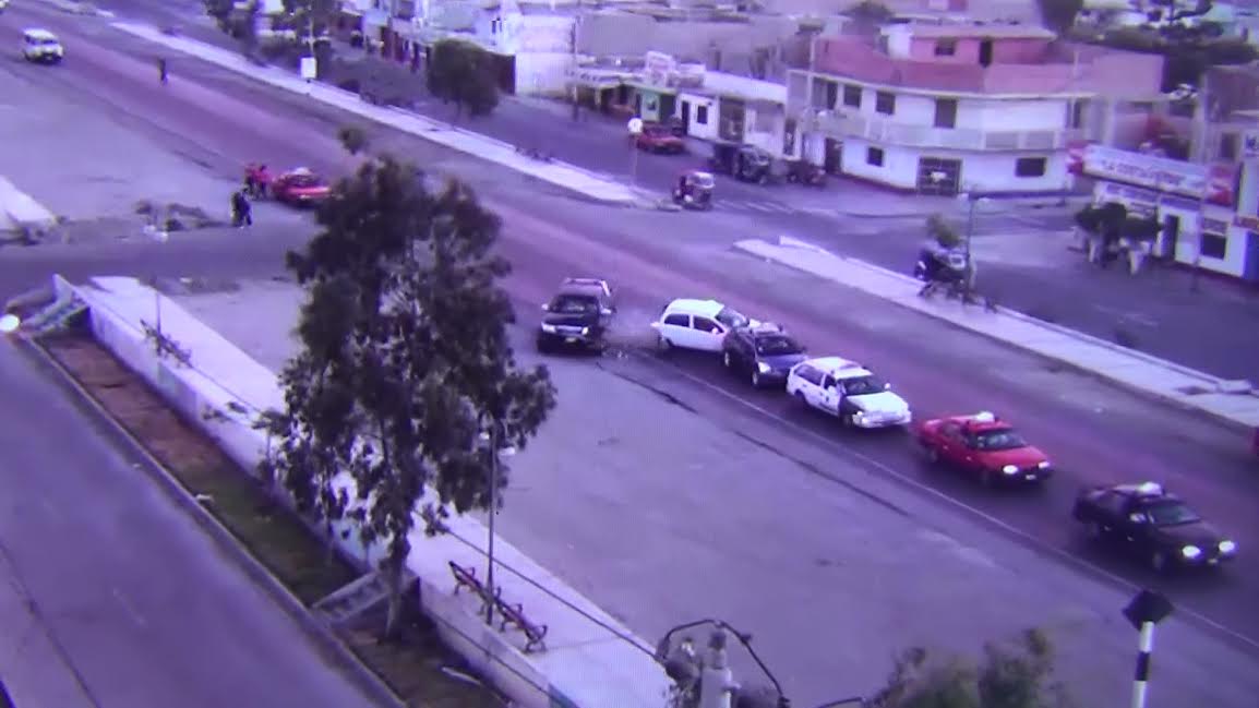 Chofer ebrio causa cuádruple choque y escapa de la Policía en el sur