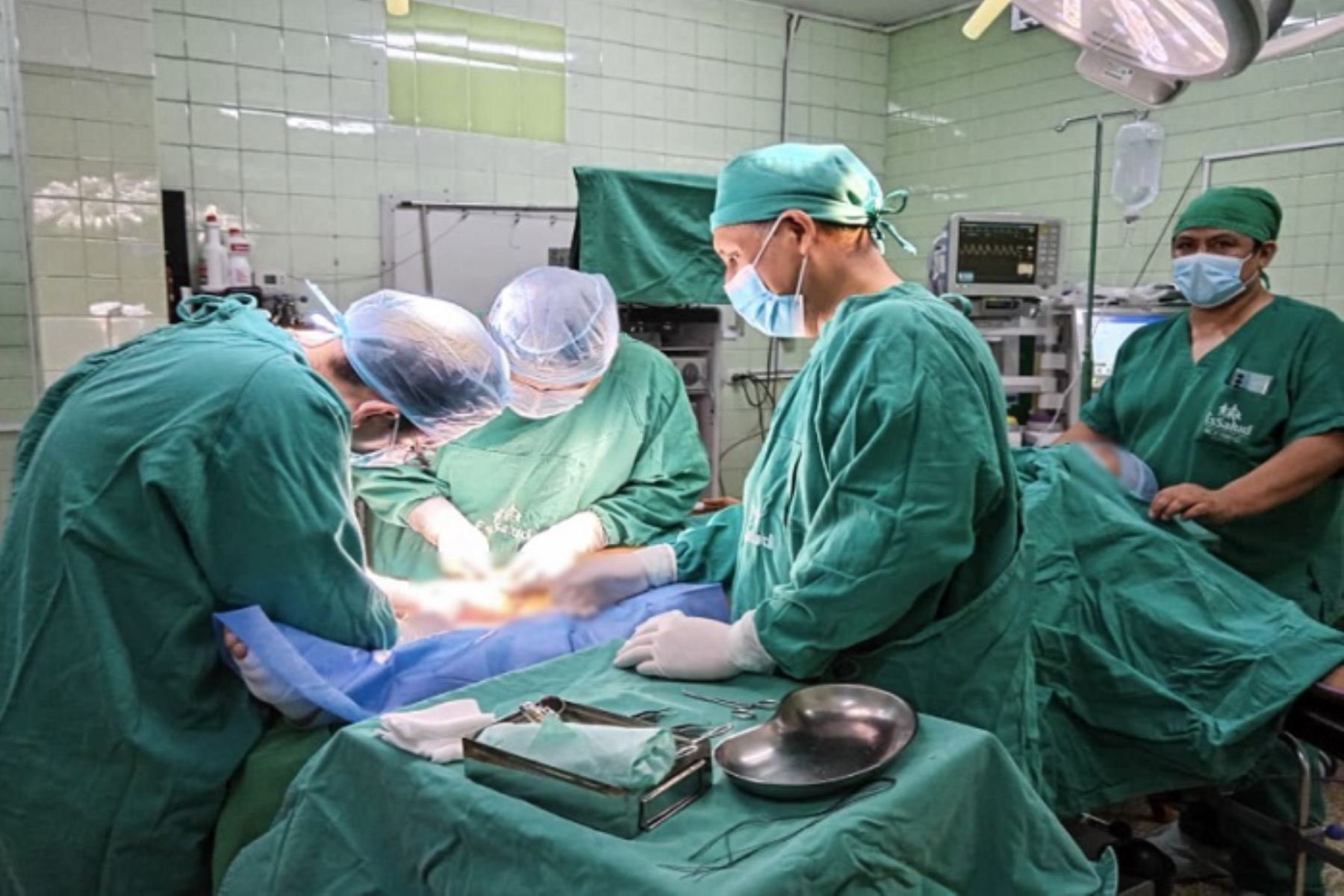 Compleja cirugía en Hospital III de Chimbote salva la vida de adulto mayor