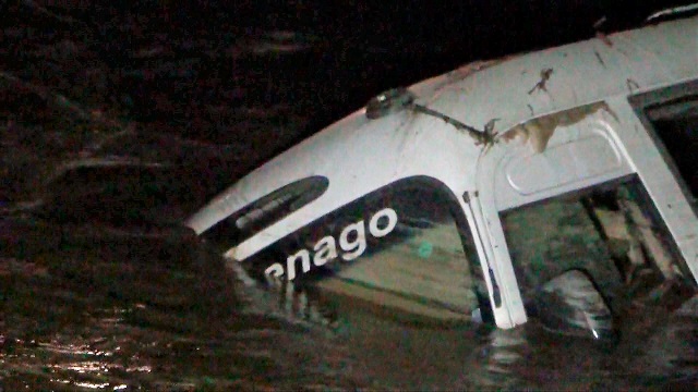 Huaico arrastra una custer y salvan de morir milagrosamente 12 pasajeros en Nuevo Chimbote