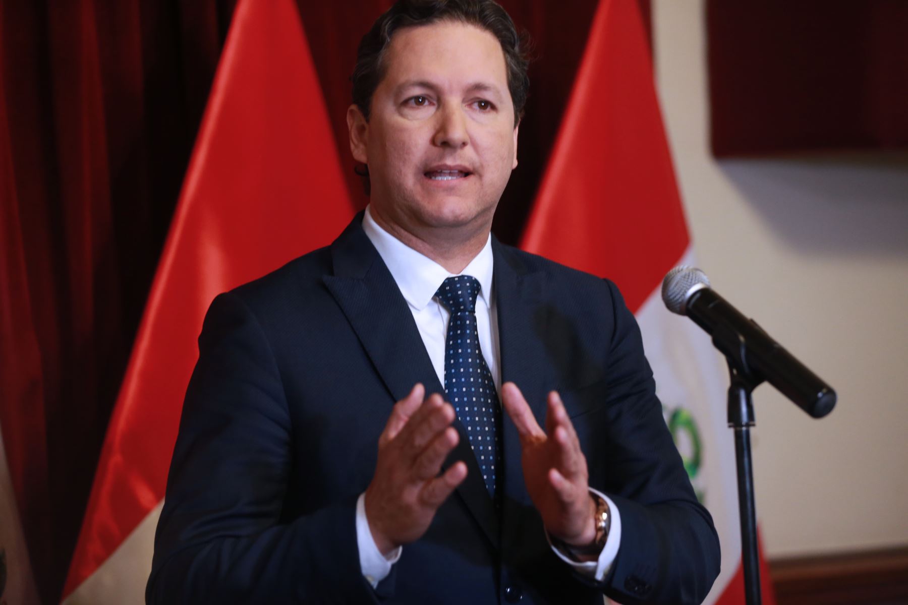 Daniel Salaverry presentó medida cautelar para detener investigación en Ética