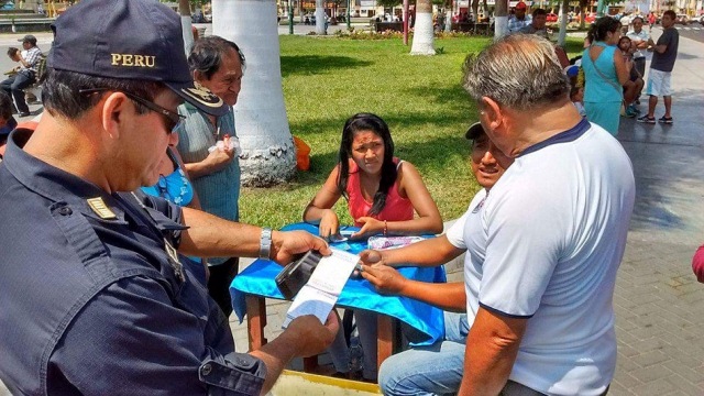 Decomisan libretas con propaganda política de APP en plaza de armas de Chimbote