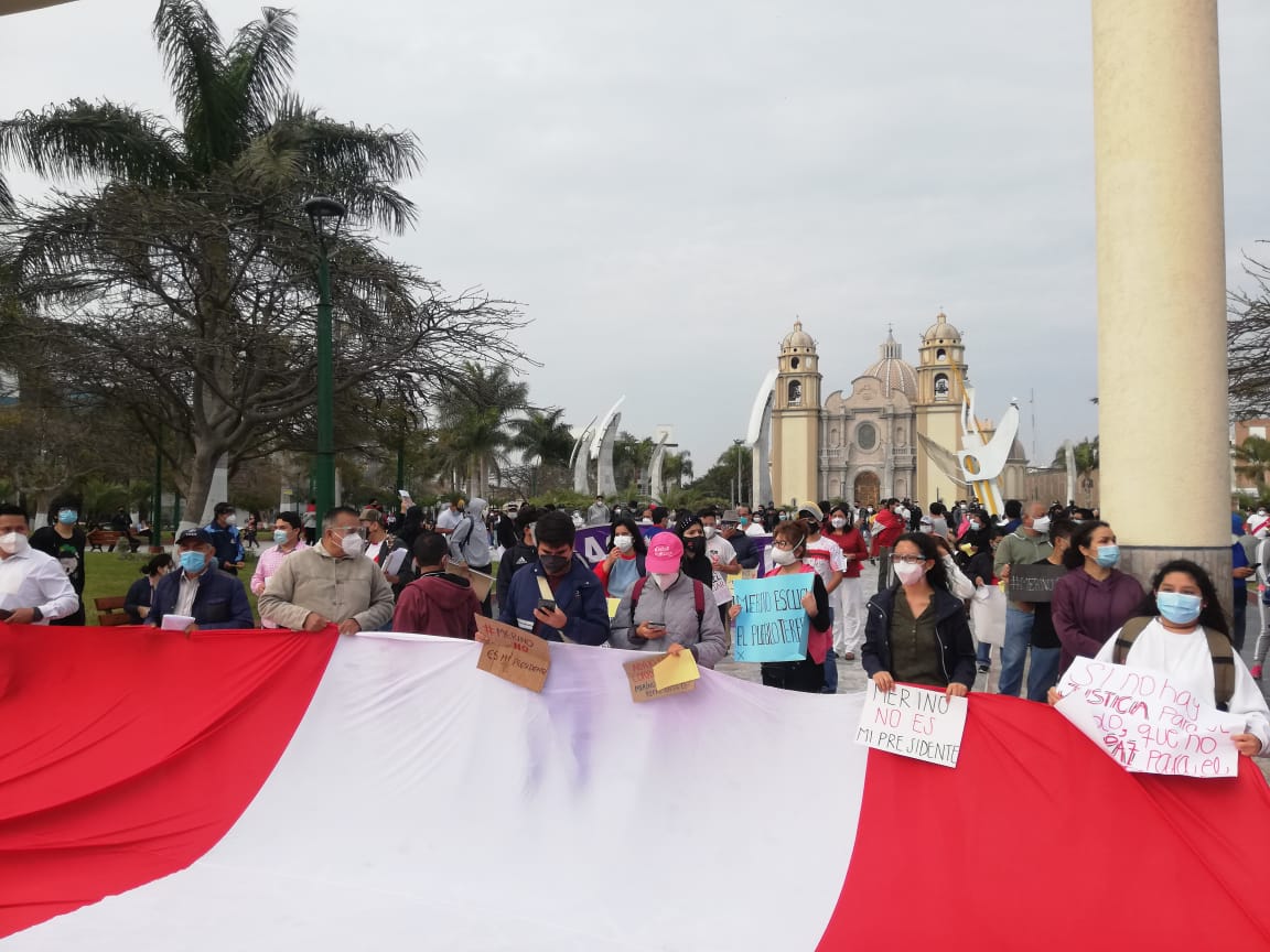  Defensoría acompaña protestas contra la vacancia presidencial en Chimbote y Nuevo Chimbote 