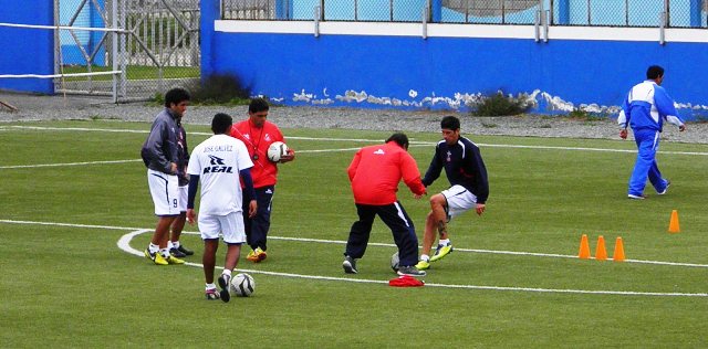 Delanteros de José Gálvez realizaron trabajos de definición y Almirón ya firmó