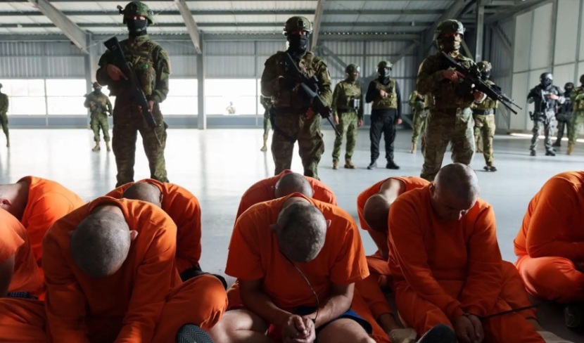 Ecuador traslada a los primeros 300 presos a una megacárcel tras matanza en penales
