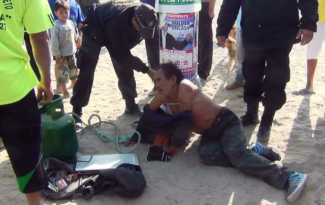 Presunto ladrón se salva de ser azotado y quemado por pobladores