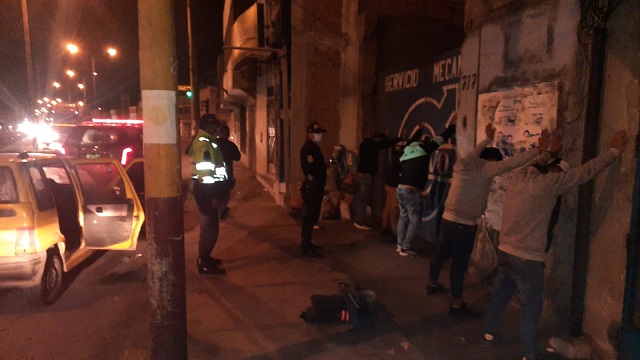 Intervienen a 5 sujetos que se desplazaban en un "Tico" armados en el centro de Chimbote