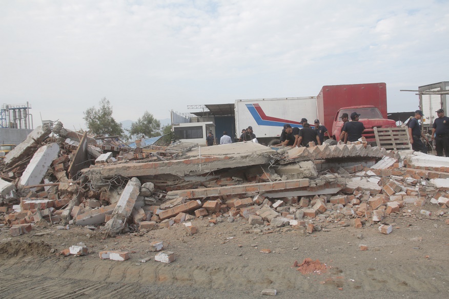 Chimbote: municipalidad demuele construcciones que ocupaban la vía pública